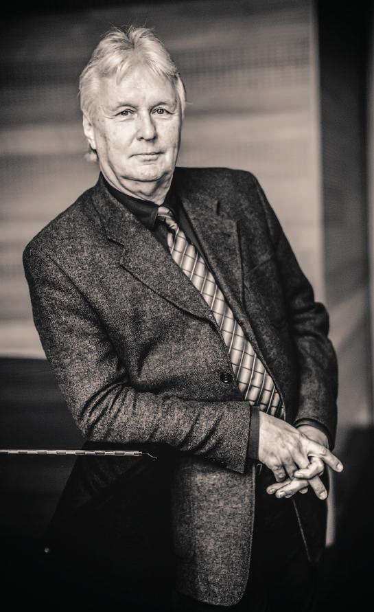 SZENTHELYI MIKLÓS Szenthelyi Miklós hegedűművész a Liszt Ferenc Zeneművészeti Egyetem tanára.