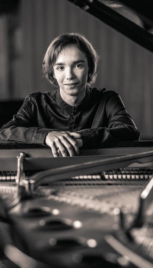 Balogh Ádám 1997. október 30-án született Pécsett. Hétéves korában kezdett zongorázni a pécsi Liszt Ferenc Zeneiskolában.
