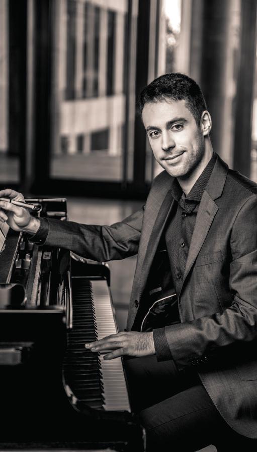 Kovács Levente a székesfehérvári zeneiskolában kezdett zongorázni. Jazz-zongorát Rácz Rolandnál tanult.
