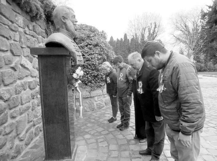 amerikás magyarok. Hogy Kossuth nagyságát méltassák, tiszteletére antológia került kiadásra, melyrõl a HÍD újság melléklete írt, továbbá igen érdekes és fontos momentumokat emel ki Kossuth életébõl.