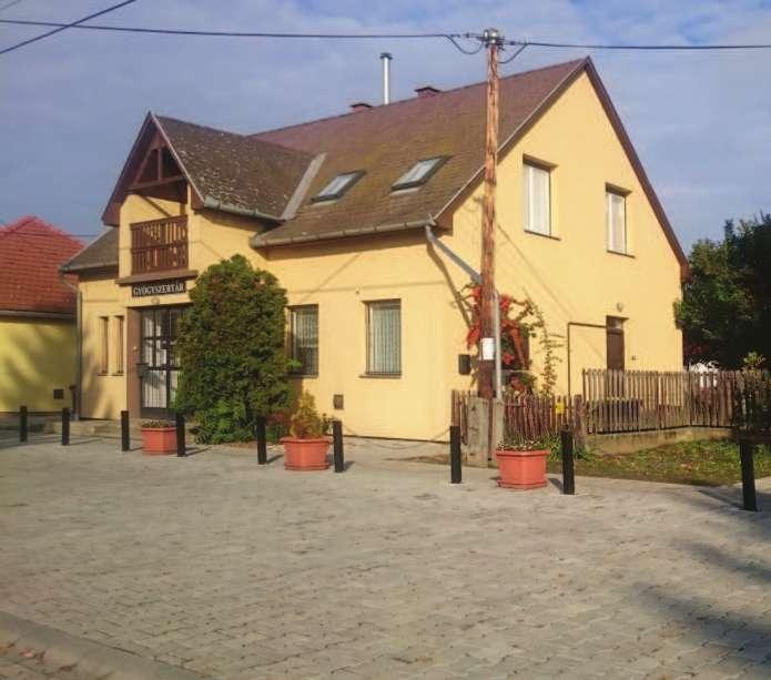 A tetőforma kialakításánál fontos, hogy a tetőhajlásszöget és a héjazat anyagát és színét is gondosan válasszuk ki, hiszen csak együtt érvényesülhet a kívánt eredmény,