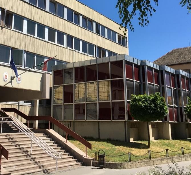 kiépítése, villanyszerelési munkálatok).