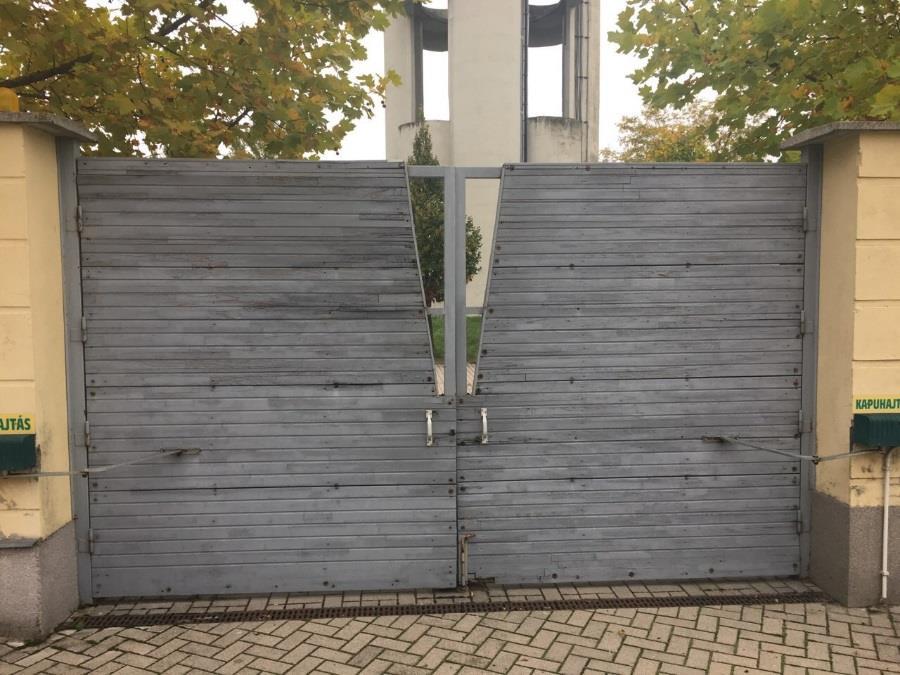 A padlástér csapadék esetén gyakran beázik, ennek megelőzésére a tetőszerkezet bádogozását javítani szükséges.