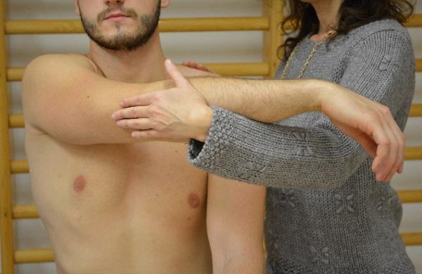 - Pozitív a teszt, ha fájdalmat jelez a beteg a biceps hosszú fej sulcusának megfelelően. Az ín gyulladására, érintettségére utal. Yergasson teszt: - Áll vagy ül a beteg.