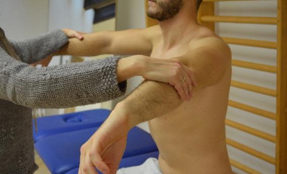 supraspinatus ín vizsgálata) - Beteg ül, a vizsgáló felviszi a beteg karját 90 abductiós helyzetbe a scapula síkjában, ahol a beteg aktívan tartsa meg a vizsgáló adductiós irányú ellenállásával