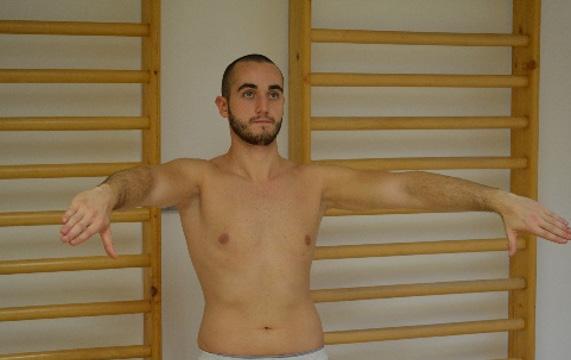 kép) Kezdetben ellenállás nélkül és magas ismétlés számmal (15-20x) végzett gyakorlatok ajánlottak. Eleinte rövid teherkarral, a scapula síkjában elevatiós mozgással erősíteni.