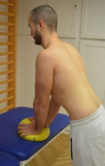 Dr. Leidecker Eleonóra Cél: - Mozgástartomány növelése. - Izomerő egyensúly helyreállítása. - Neuromusculáris kontroll, stabilitás fejlesztése. - Teljes aktív és passzív ROM fokozatos elérése.