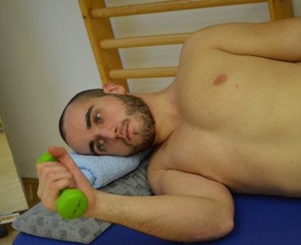 A két mozgás kombinációját csak a 8-10. héten vezethető be! - Scapula stabilizálás (31. kép). - Izotóniás gyakorlatok: ROK izomzata, különös tekintettel a berotátorokra (scapula síkjában) (32.