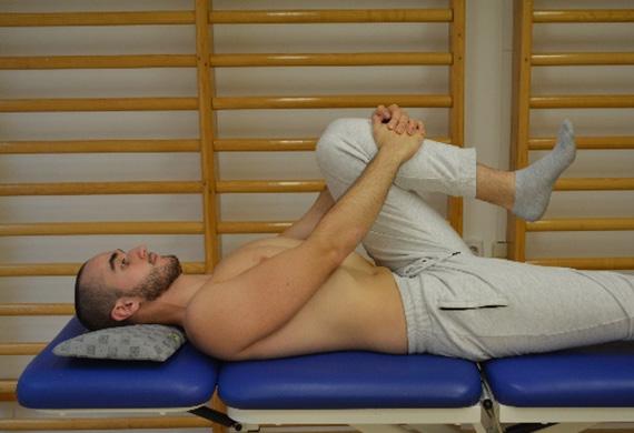 Dr. Leidecker Eleonóra 42. kép. M. gluteus medius erősítése gravitáció kikapcsolásával 43. kép. M. gluteus maximus erősítése.