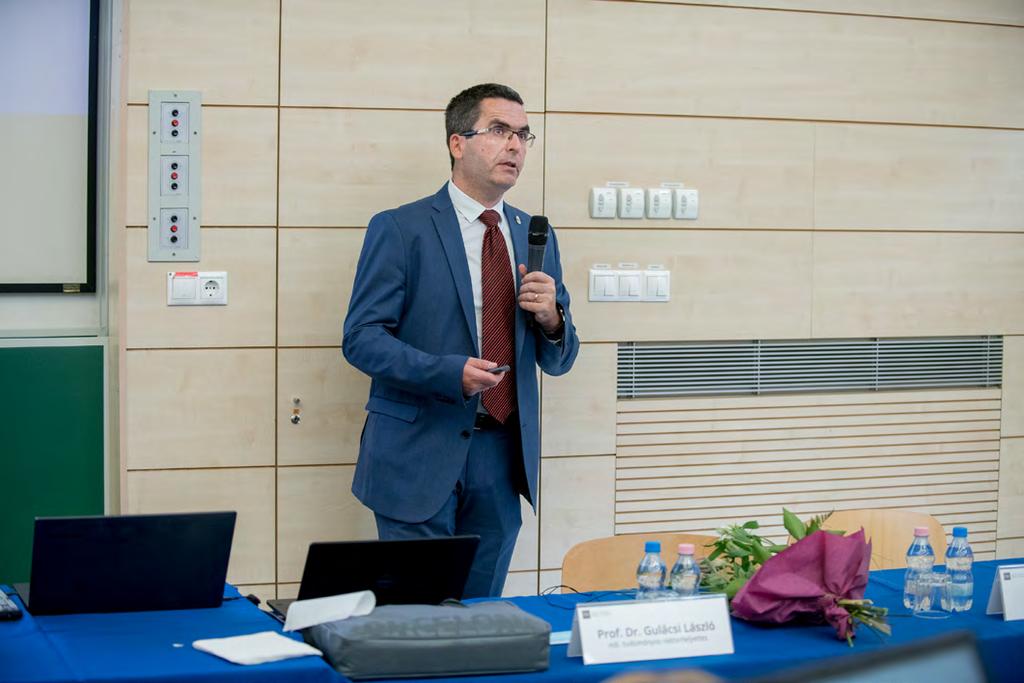 Az A szekcióban az oktatásszervezési, igazgatási dolgozók, a B szekcióban a gazdasági területen dolgozó kollégák kaptak munkájukhoz segítségül színvonalas előadásokat. A C szekcióban Prof. Dr.
