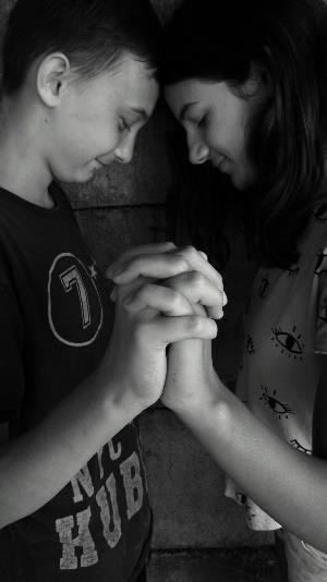 VERSENYEK CONCURSURI Fehér Gabriella: Nemzetközi fotóverseny Concurs internațional de fotografii A Kovászna Megyei Szociális Ellátási és Gyermekjogvédelmi Vezérigazgatósághoz érkezett egy