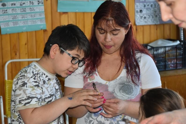 Érdekes volt látni, amint a gyerekek szüleikkel közösen alkottak, segítették egymást és a végén jó érzés volt megelégedetten szemlélni a csodálatosam megírt tojásokat.