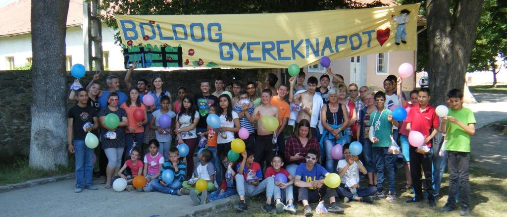 Volt köztük önkéntes diák, arcfestő, népi gyermekjátékokat oktató és állandó vendégünk Kolumbán Sándor is, aki megörvendeztetett minket csodálatos gitárjátékával, énekével.