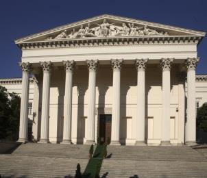 Klasszicizmus építészete puritánság, könnyen áttekinthető alaprajzi rend, térosztás egyenes vonalak, vízszintes tagoltság szigorú arányok antik jellegű oszlopok, timpanonok fényűző