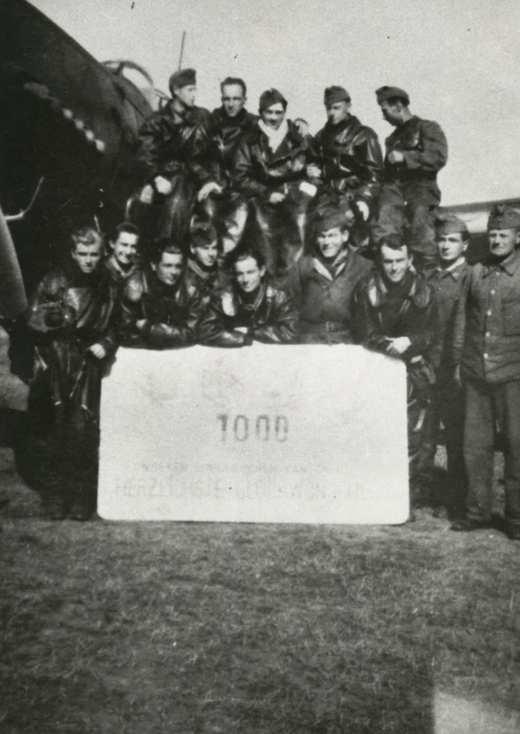 Egyéb vegyes képek 29. kép: A 2/2. zuhanóbombázó század 1000. bevetését ünnepli 1943. októberében.