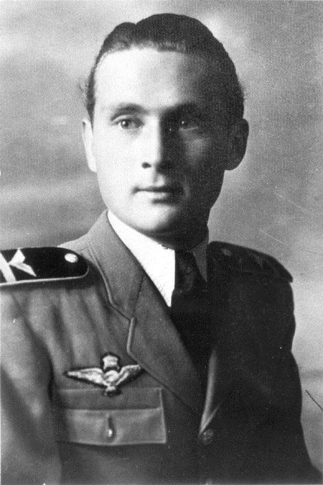 háború legeredményesebb vadászpilótájával, aki 352 légi győzelmet aratott. A fotó Budaörs repterén készült 1944.