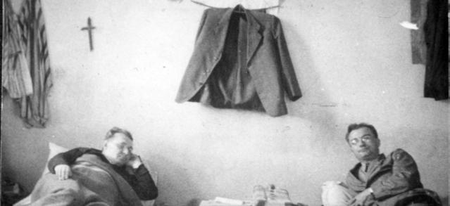 1949/1950. 307 Az Újhatvanba deportált magyaróvári piaristák, 1950 július végén. Fazekas József és Bakonyi János fekhelye (Piarista Múzeum, Fényképgyűjtemény) falba. Ezekre aggatták ruháikat.