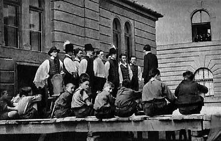 Az 1940 41. cserkészévben a regöscserkészek 400 községben regöltek, több mint 100.000 főnyi közönség előtt, és 800 községben végeztek adatgyűjtést. 10 Az Országos Regös Estet 1942.
