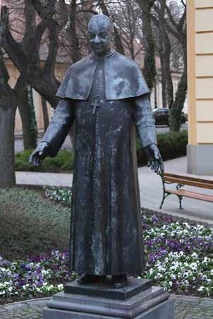 Hangszóló A táncos lábú tűztündért megerőszakolták és kifeszítették a falra.