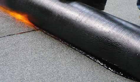 8 3. A BITUMENEK TÍPUSAI ÉS JELLEMZŐI A lapostető-szigeteléshez alkalmazott szigetelő lemezek készülhetnek oxidált bitumen, SBS-modifikált bitumen (más néven elasztomer bitumen), valamint