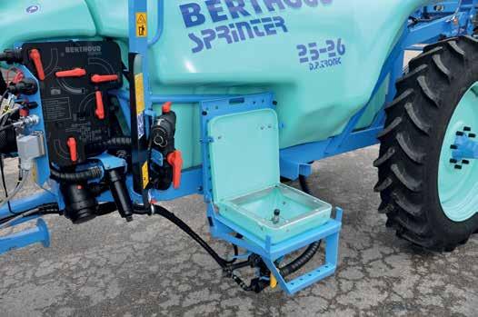 Permetlé tartály Permetlé tartály A nagy sűrűségű polietilénből készült permetlé tartály térfogata 2500 liter (+ 5%).