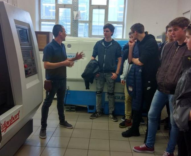A végzett technikusokat, informatikusokat előszeretettel alkalmazzák a környező vállalatok.