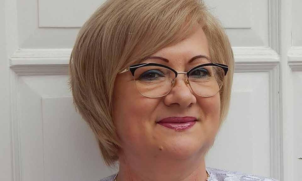 8 Ócsai Arcok 30 éve az ócsai katedra mögött Interjú Mrázné Gáspár Tündével Azt vallja magáról, hogy mindig is tanárnak készült. Már háromévesen, amikor iskolapadba ült. Na jó, még nem tanulni.
