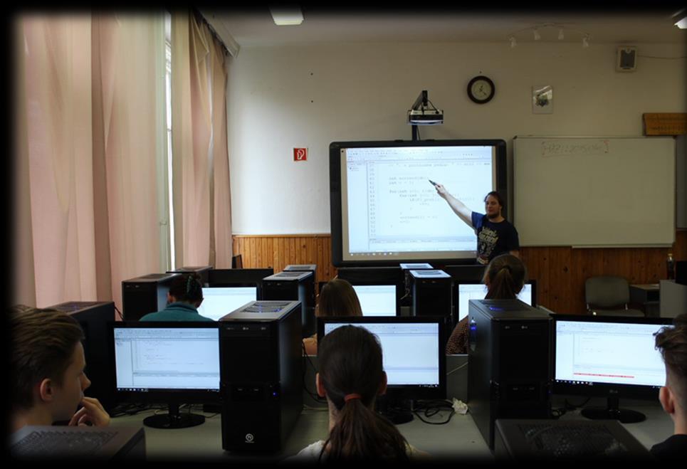 INFORMATIKAI RENDSZER- ÉS ALKALMAZÁS- ÜZEMELTETŐ (TECHNIKUM) Számítógépek és perifériáik szerelési, karbantartási és javítási feladatait látja el A munkahely infokommunikációs hálózatát építi ki és