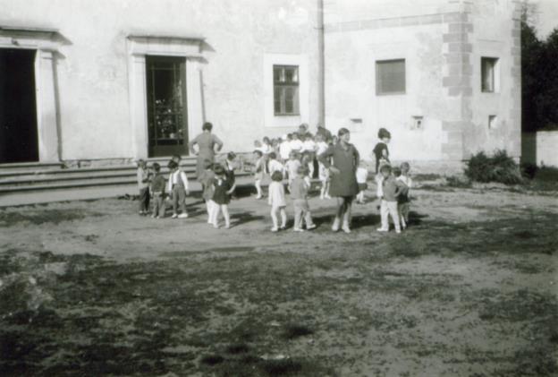 Nemzetiségi feladatai: kizárólag magyar nyelven folyó roma nemzetiségi óvodai nevelés.