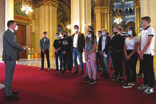 Közélet KÉPVISELŐI INFORMÁCIÓ VERESEGYHÁZI DIÁKOK AZ ORSZÁG HÁZÁBAN Parlamenti látogatáson jártak szeptember elején a Veresegyházi Katolikus Gimnázium diákjai, akiket Tuzson Bence, a Pest megyei 5-ös