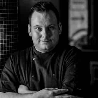 bjc bistro PRAIL KORNÉL konyhafőnök Head Chef Amíg a BJC színpadán az improvizációnak jut a főszerep, addig a klub éttermében Prail Kornél konyhafőnök mérnöki pontossággal tervezett és művészi