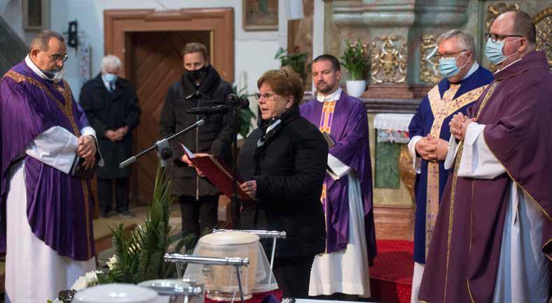 jöttek volna el; normális körülmények között nem férnénk be a templomba.