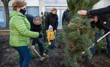 Király József önkormányzati képviselő, a Kecskeméti Városszépítő Egyesület elnöke elmondta, nagy öröm számára, hogy ekkora sikere volt a zöldítési programnak és ennyi lelkes önkéntes jelent meg az