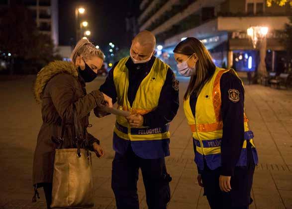6 VÍRUS-KÖRKÉP Éjjeli őrjárat meglestük, mi történik A KIJÁRÁSI TILALOM ALATT A járvány miatt elrendelt kijárási tilalom Kecskeméten is Csipkerózsika-álomba ringatja estéről estére a közterületeket.