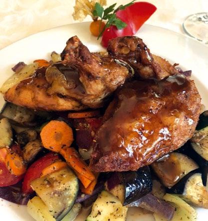 Főételek Main dishes Hauptspeisen MANGALICA BÉCSI STEAK BURGONYÁVAL, BAJOR KÁPOSZTASALÁTÁVAL Mangalica in Vienna style with spiced steak potatoes and bavarian cabbage