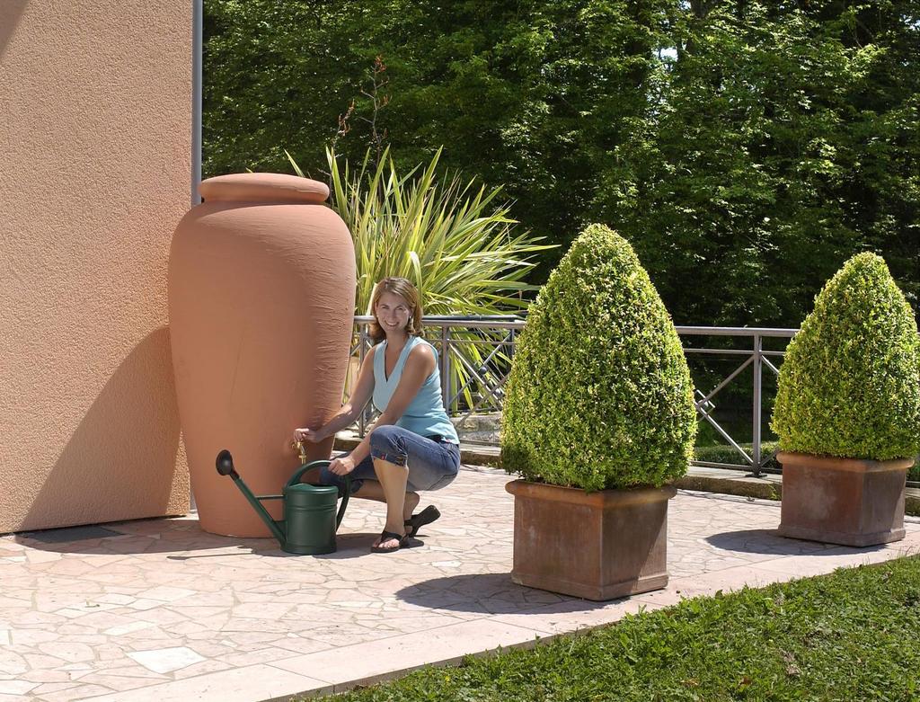 AMPHORA ESŐVÍZGYŰJTŐ - Kerti esővízgyűjtő 300, 350 és 500 literes űrtartalommal terrakotta színben - Kis helyigényű, formatervezett, hangulatos, stabil - A