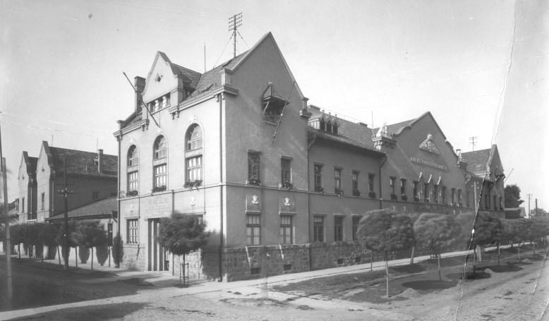 A SZARVASI AGRÁRSZAKOKTATÁS ÚJRAINDULÁSA Hosszabb szünet után a tessediki örökséget felvállalva 1927-ben indult újra Szarvason a mezőgazdasági