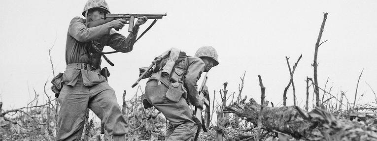 Háború Radnóti Miklós: Sem emlék, sem varázslat (1944) Eddig úgy ült a szívemen a sok, rejtett harag, mint alma magházában a sok négerbarna mag, és tudtam, hogy egy angyal kísér, kezében kard van,