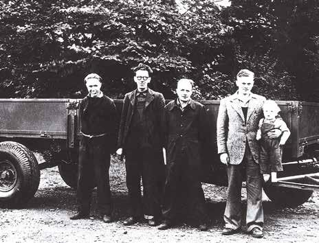 így kénytelen volt saját lábra állni. Őt azonban nem olyan fából faragták, aki emiatt sokáig bánkódott volna, 1945-ben a környéken élő gazdák részére kezdett acél pótkocsikat gyártani.