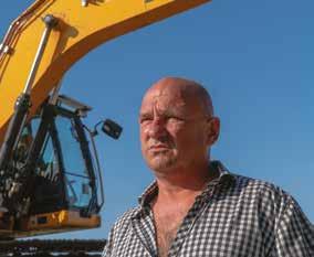 Van ezek között csúszókormányzású minirakodó, úthenger, gumihevederes gépek, Hydradig és két darab JCB 220X-es lánctalpas kotró is.