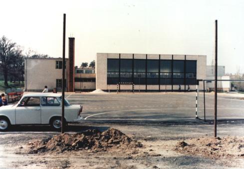 78. ábra Az Általános Iskola sportudvara, háttérben a sportcsarnok. (MAM) 1977-ben a tanulók létszáma már 288 volt.