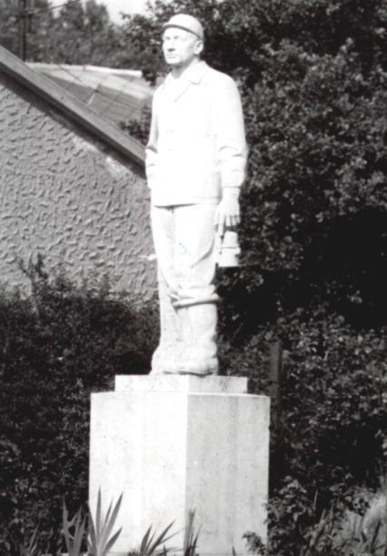 rászművész bauxitbányászt ábrázoló szobrát. A művész a szobrot Pataki Gyula aknászról mintázta.