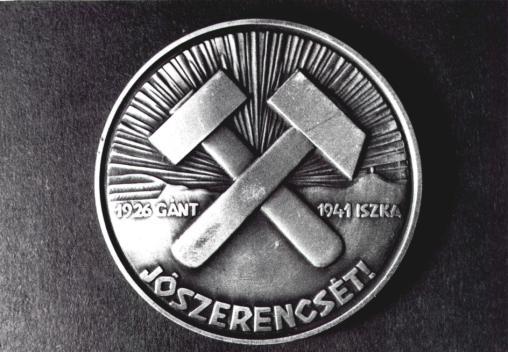 A vállalati kis tanácsteremben levő fa intarzia kompozíciót. Mérete: kb. 1,5mx2m. Jelenleg a MAM emeleti aulájának a falán látható. 89.