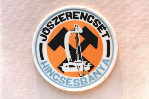 91. ábra Ecsedi Mária: Jószerencsét Kincsesbánya Kincsesi Bauxit című üzemi újság címfelirata és sok grafikai illusztráció az újságból. 3.