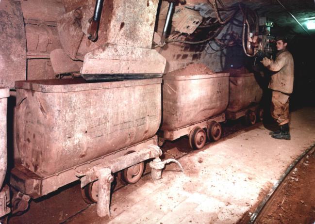 iszkai bauxitbányászat első szállítószalag rendszerét, amelyhez a +30 m szinten kapcsolódott az ugyancsak első, az egész bányaüzemet végig kiszolgáló, elektro-hidraulikus üzemű, szalagrál-csillékbe