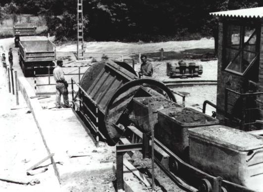József III. bányaüzemben már kezdettől fogva aktív vízszintsülylyesztést alkalmaztunk búvárszivattyús vízkiemelésel. A bányaüzem vízvédelmét szolgáló búvárszivattyús állomást a légakna +40 m 101.sz. ábra József III.