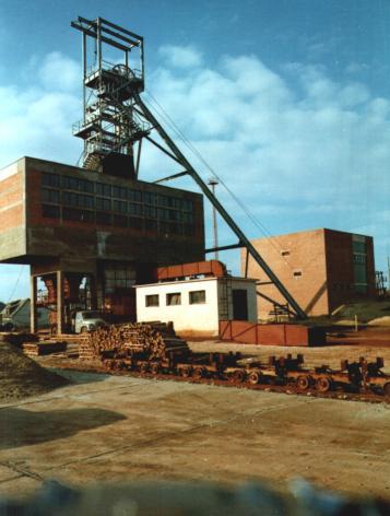 107. ábra. Rákhegy II. lejtősaknai gépkocsi-töltő (MAM) A Rákhegy II. bányaüzem termelési ideje alatt (1976-1986) a következő jelenős műszaki megoldások születtek és üzemeltek eredményesen: 1976.