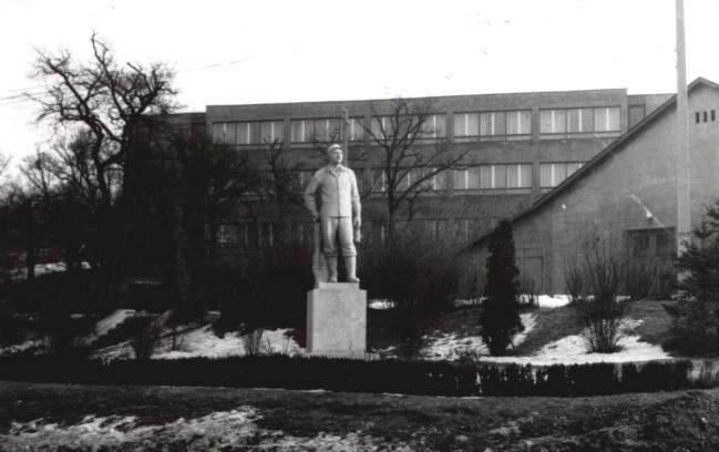 tőn át. Kedves volt bauxitbányász munkatársaim és Ti, kedves kincsesi emberek akik arra jártok, álljatok meg egy pillanatra, hajtsatok fejet és emlékezzetek a bányára és a munkatársaitokra! 140.