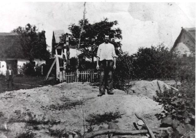 40. ábra Altai Ottó bányamérnök a kincsesi bauxitbányászat első üzemvezetője (múzeum) Altai Ottó bányamestere Farkas Lajos lett, akit még Bortnyák István bányaigazgató irányított Nagybátonyból