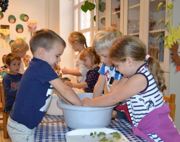 i recitaciju skidali zrna grožđa koja smo naravno i kušali.